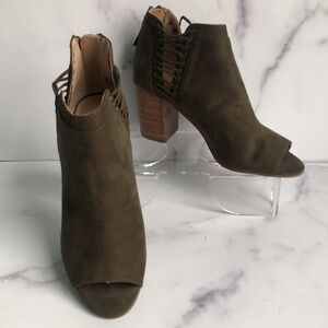 Violet & Red Arelle Opened Side Bootie Olive Size 7M NWT